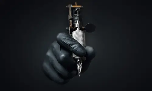 hand holding to a tattoo pencil